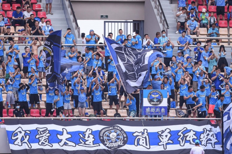 大连英博霸气展现巨幅Tifo，东北德比前的城市荣耀