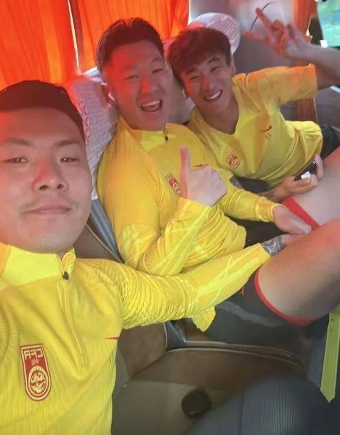 让三追四，壮志雄心背后的故事——王大雷赛前合影揭秘