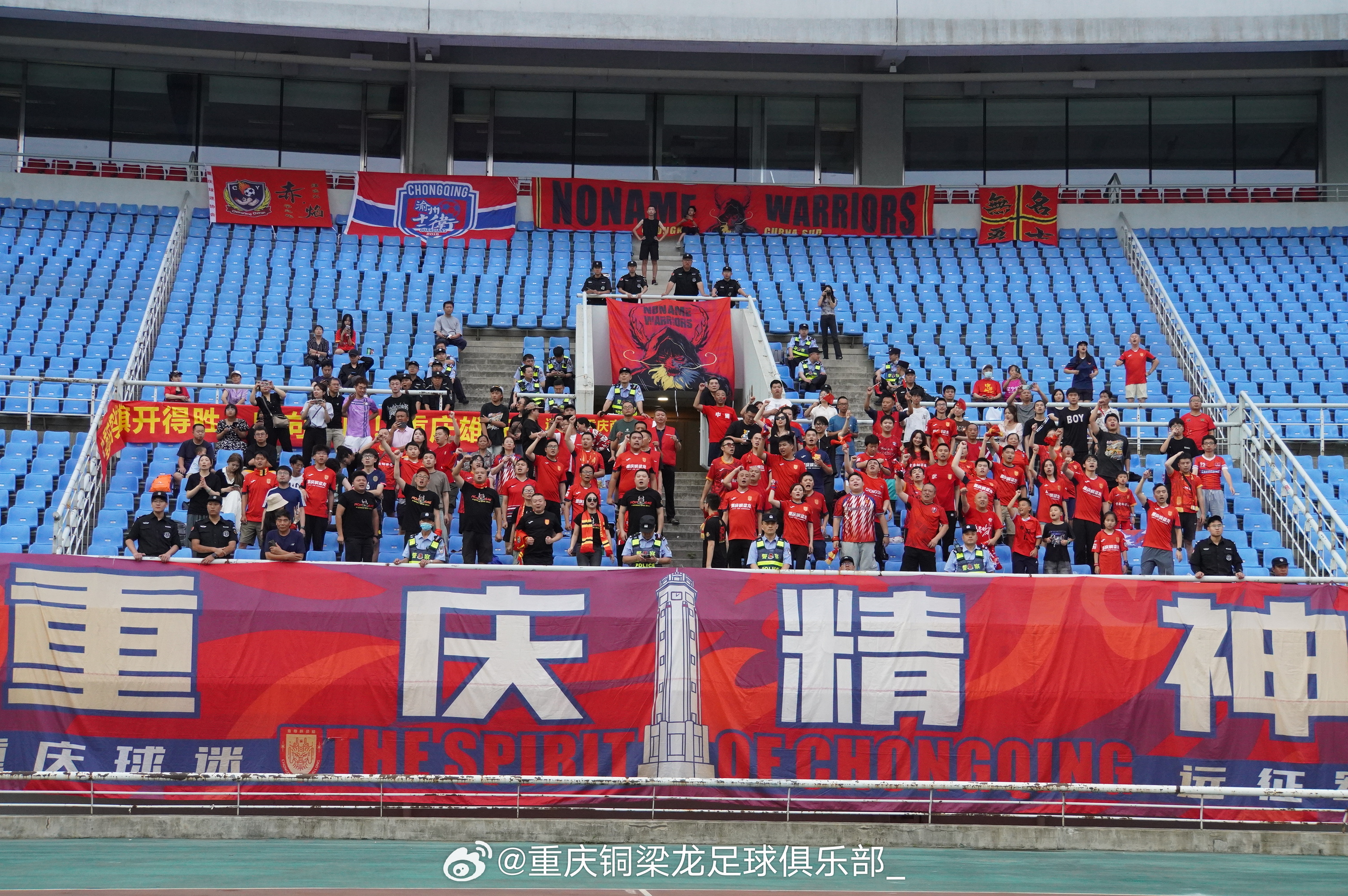 中国女足现身中甲赛场，重庆铜梁龙与辽宁铁人激烈对决目击报道