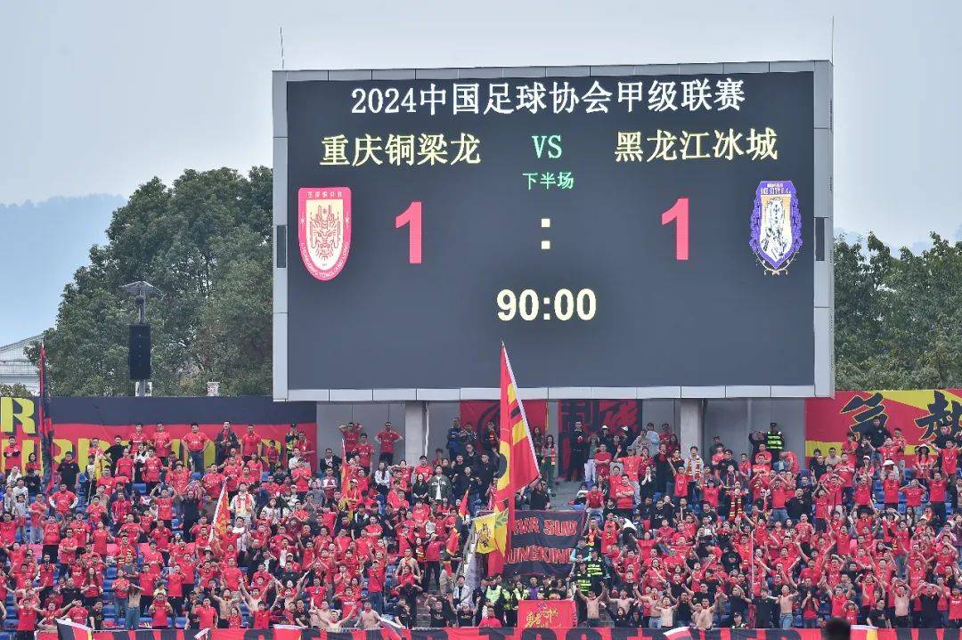 北青体育报道，中国女足现身中甲赛场，见证重庆铜梁龙与辽宁铁人的激烈对决