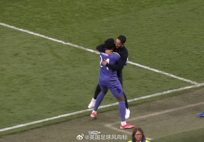 差点亲上！曼联绝杀后奥纳纳激情拥抱阿莫林，举高高瞬间点燃全场激情